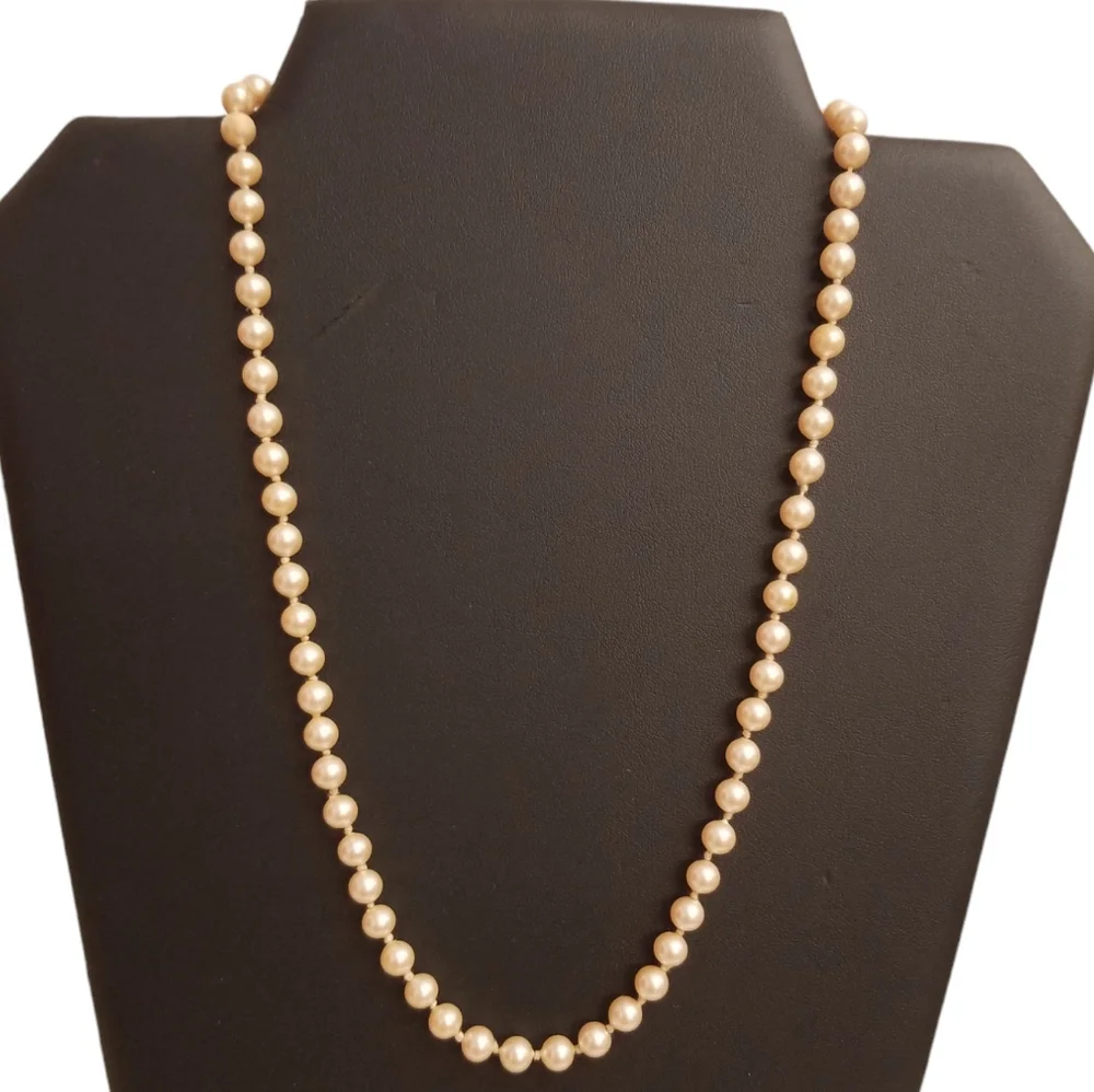 Monet 1980s Vintage Cream Colored Faux Pearl Necklace 25$